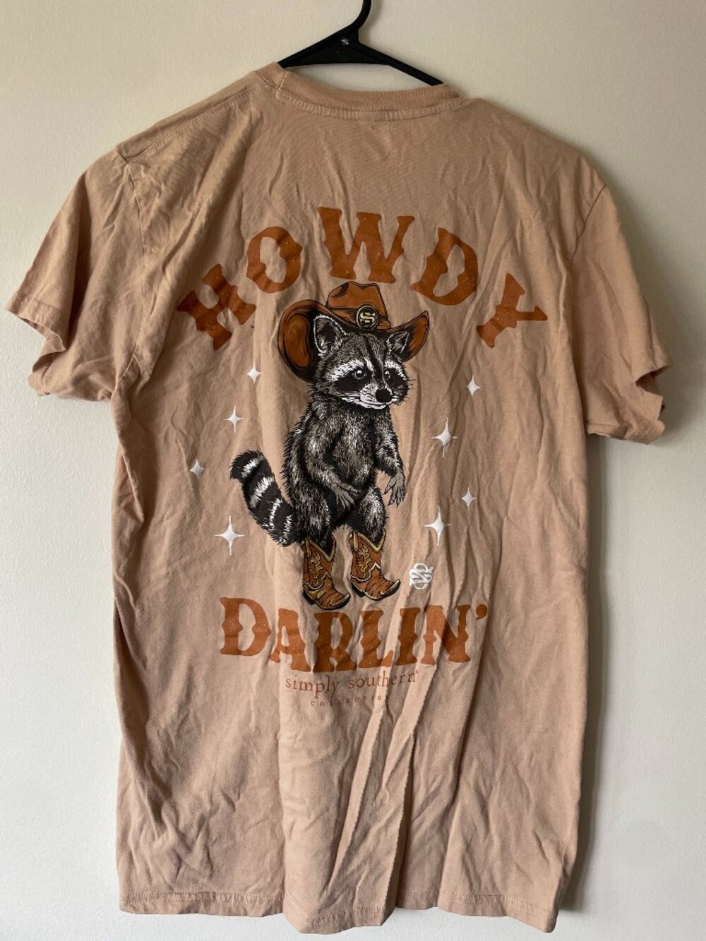 Simply Southern Howdy Darlin' Raccoon Cowboy Graphic Tee Tan Women's T-Shirt